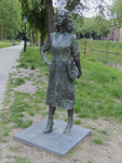 902297 Afbeelding van het bronzen beeld van verzetsstrijdster Truus van Lier (1921-1943), gemaakt door Joyce Overheul, ...